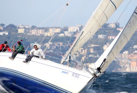 Vela d’altura, cinquanta barche si sfidano in regata nelle acque della Cala Vela d’altura, cinquanta barche si sfidano in regata nelle acque della Cala
